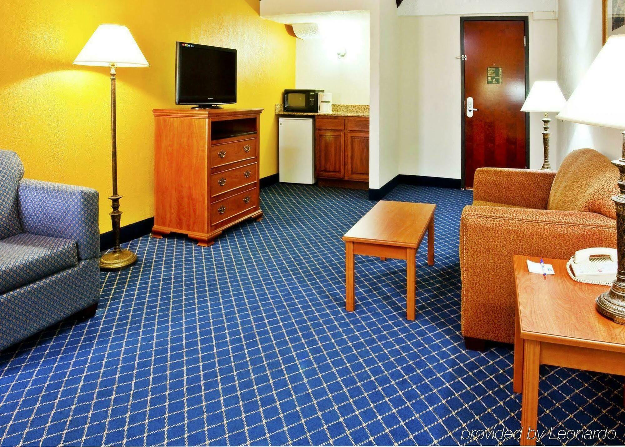 Holiday Inn Express & Suites Nashville-I-40 & I-24 Eksteriør billede